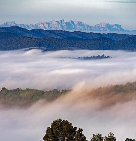 Montserrat más allá de la niebla.