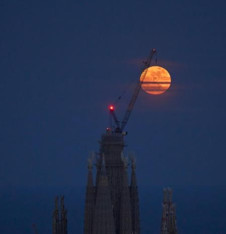 La luna llena de las flores suspendida sobre la Sagrada Familia.