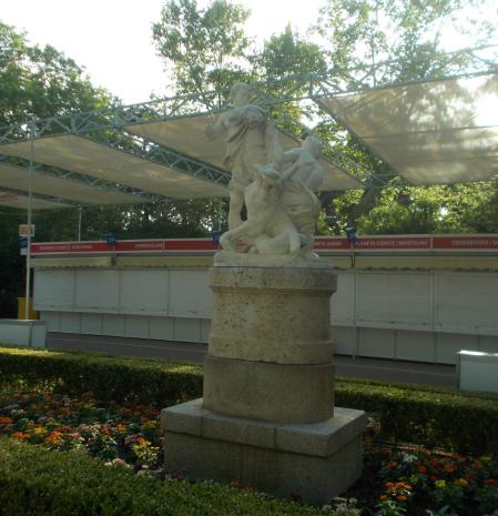 Hércules velando por la Feria del Libro de Madrid en El Retiro.