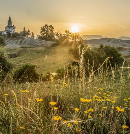 Amanecer de polvo sahariano en los alrededores del santuario de Puig-agut.