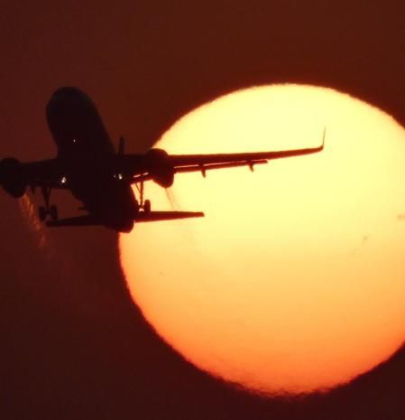 El avión con el sol salpicado de manchas solares.
