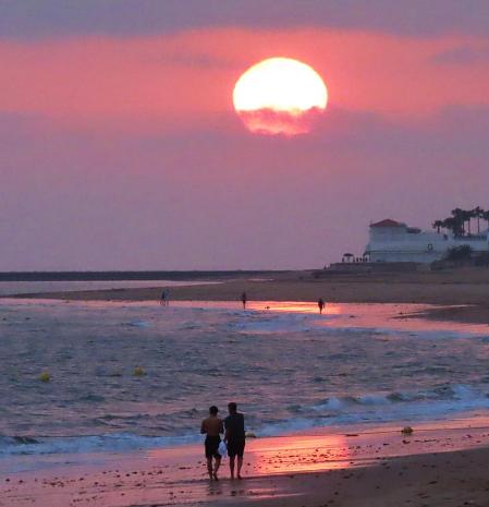 Romántico atardecer calimoso en la playa de Rota.