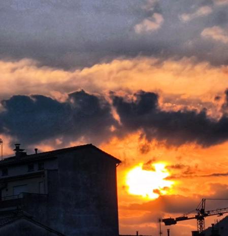Puesta de sol entre nubes en Olot.