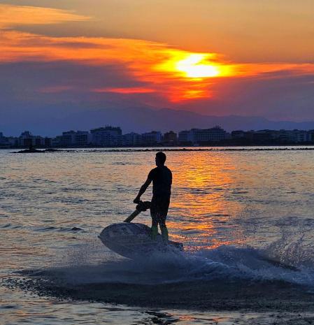 Puesta de sol en la bahía de Roses.