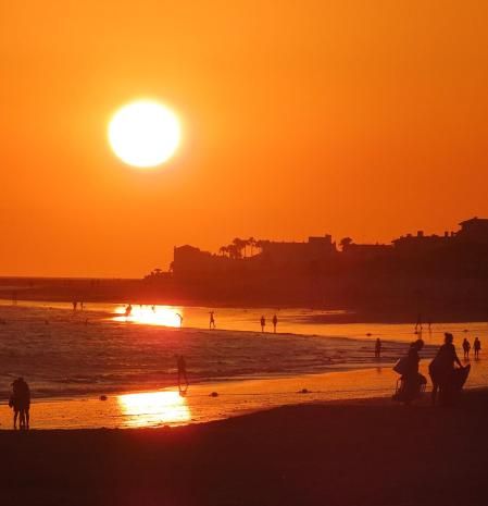 Puesta de sol de contrastes en la playa de la Costilla.