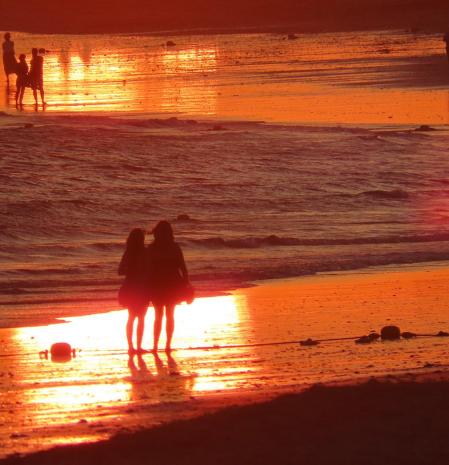 El reflejo del calor al atardecer en la playa de la Costilla.
