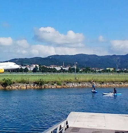 Conviviendo con los aviones en Hondarribia.
