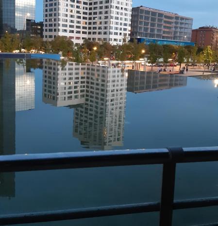 Juego de reflejos en el Eix Macià.