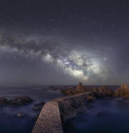 Panorámica del cielo iluminado por las estrellas.