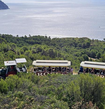 El tren turístico del Cap de Creus visto desde la Punta Falconera en Roses.