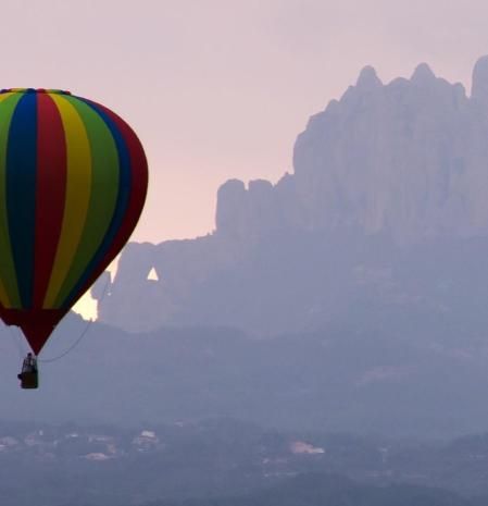 Vuelo hacia la Roca Foradada de Montserrat.