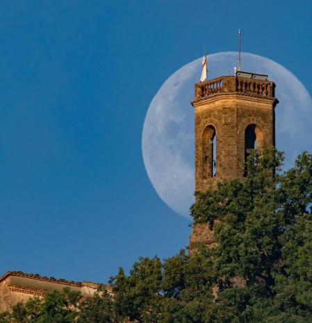 La luna corona, entre nieblas, la emblemática ermita de Sant Sebastià, en Vic.