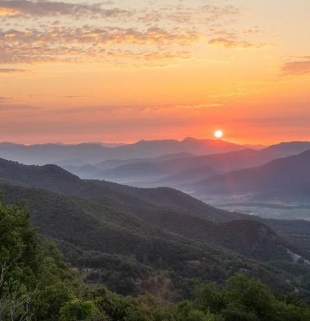 El espectáculo del sol rojo del Coll de Bracons.