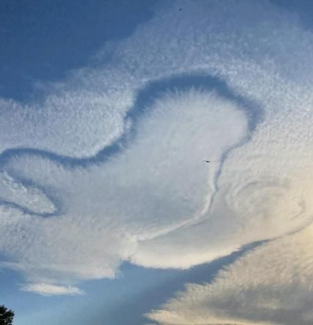 Una 'hole punch cloud' vista en el cielo de Roses.