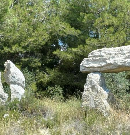 Dolmen y menhir de La Sentiu de Sió.