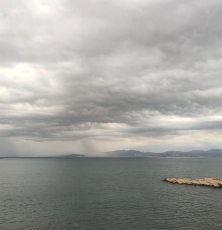 Cortina de lluvia sobre Roses.