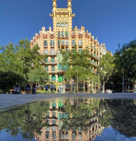 La Casa Ferran Guardiola reflejada en el agua.
