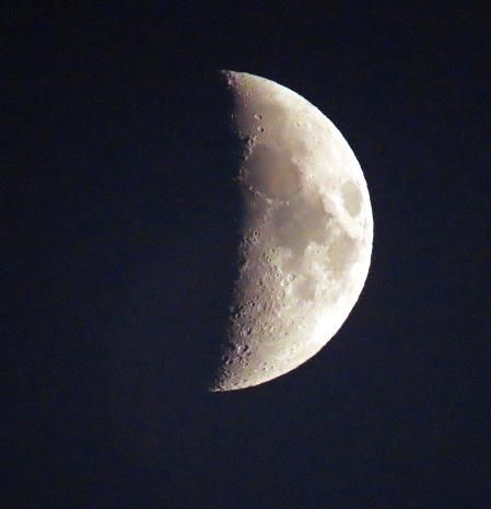 Casi media luna desde Rota, Cádiz.