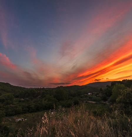 Espectacular atardecer con el paso de las nubes en Sant Quintí de Mediona.