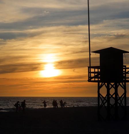 Último atardecer de agosto en la playa de la Costilla de Rota.