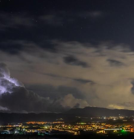 Relámpagos dentro de la nube, visto desde Manlleu.
