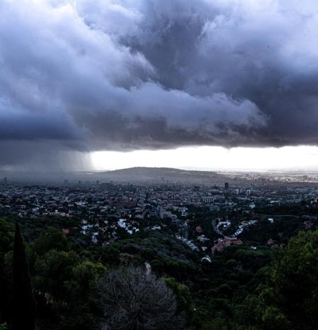 La tormenta avanza sobre Barcelona.