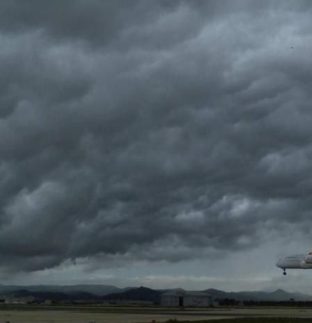 El 'Rey del cielo', el A380 de Emirates, aterrizando en plena tormenta en El Prat, visto desde el Mirador de los Aviones.