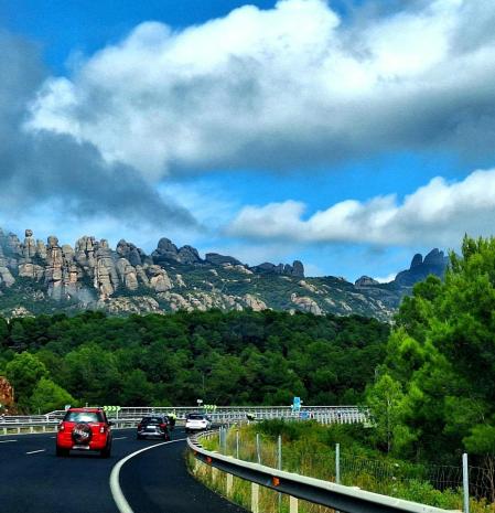 Carretera de nubes a Montserrat.