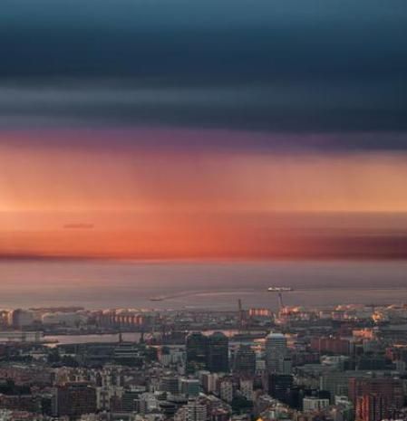 Telón de lluvia y luz en el puerto de Barcelona.