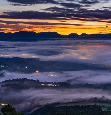 Espectáculo de luces entre la niebla en Osona.