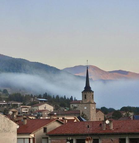 El Puigmal visto desde Campdevànol al amanecer otoñal entre nieblas.