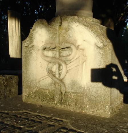 Tumba masónica en la Almudena.