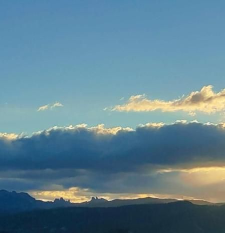 Amanecer con sombrero de nubes en Montserrat.