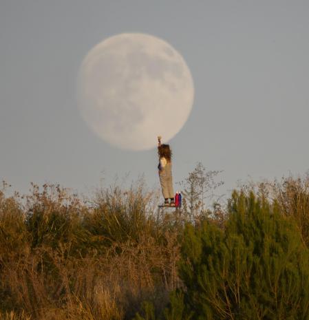 Ona pintando la luna llena de octubre, en Sabadell.