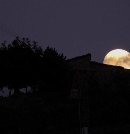 La masía de Campdevànol iluminada por la luna llena.