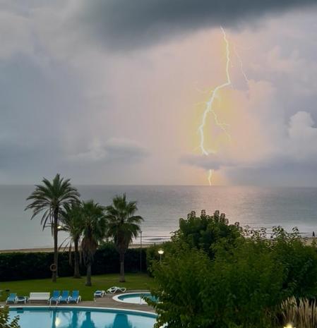 Rayo en la tormenta en Gavà Mar.