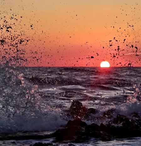 Salida del sol en un día espléndido y con la mar brava, en L'Escala.