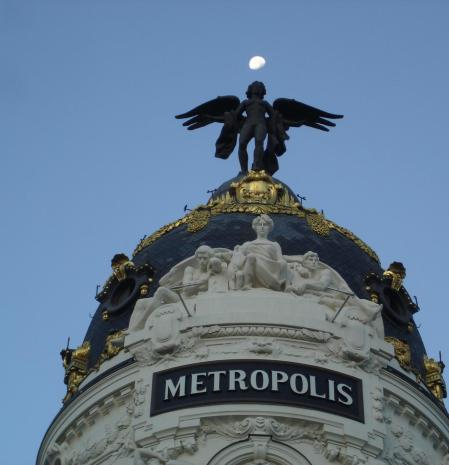 La  Victoria Alada tocada por la luna.