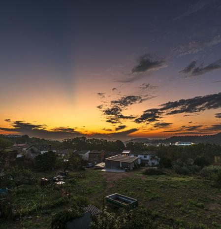 El único rayo crepuscular del Alt Penedès, visto desde Sant Quintí de Mediona al amanecer.