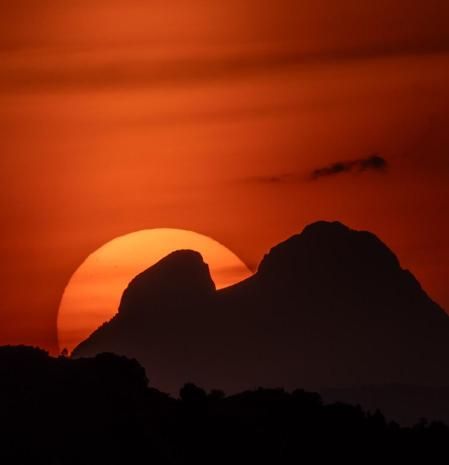 El sol escondido en la Enforcadura del Pedraforca.