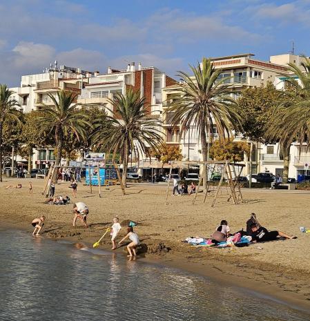 Otoño de juegos infantiles en la playa Nova de Roses.
