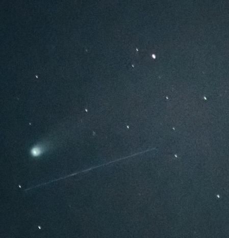 Cometa C/2025 (Lemmon), con la luna casi nueva y la coincidencia con la lluvia de estrellas Oriónidas, visto desde Sant Bartomeu del Grau.