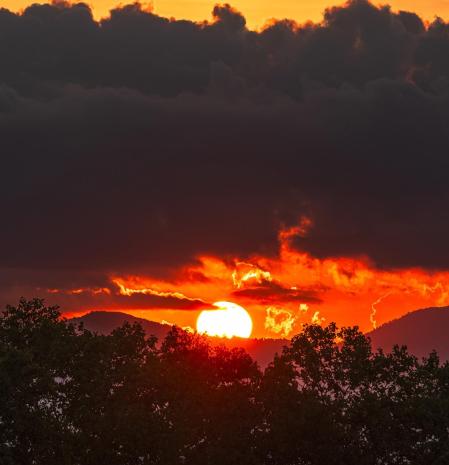 Amanecer encendido en Sant Quintí de Mediona.