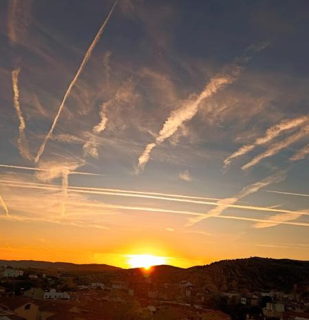 Rastro de estelas en el cielo del Bajo Aragón.