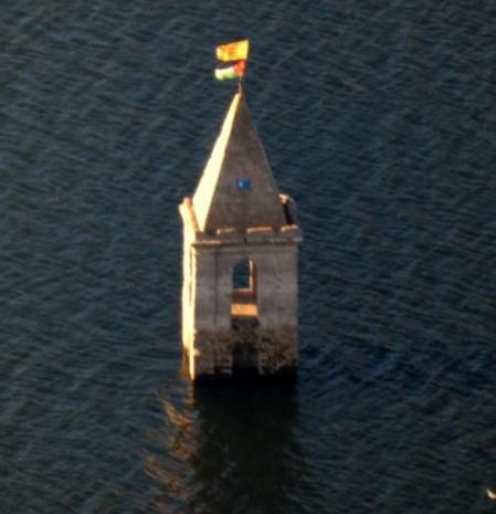 Campanario de Sant Romà de Sau, con una segunda ventana ya al descubierto.