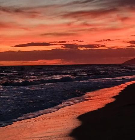 Atardecer rojo en la playa de Gavà.