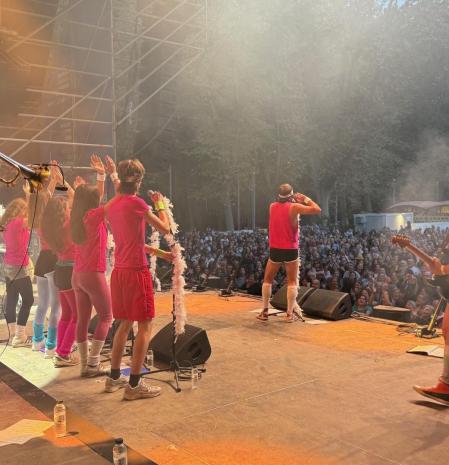 Actuación de la Orquestra Diversiones en las Fires de Girona.