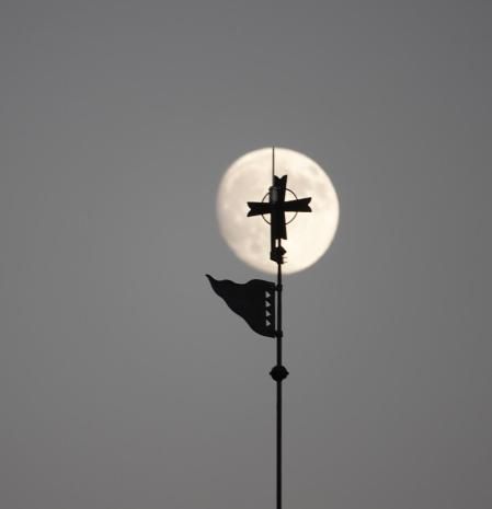 La luna en la cruz del campanario de la iglesia de Campdevànol.