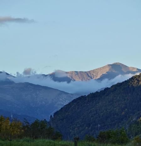 El manto de niebla acaricia la Olla de Núria.
