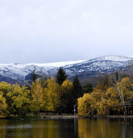 Nevada considerable de otoño en el Pirineo vista desde Puigcerdà.